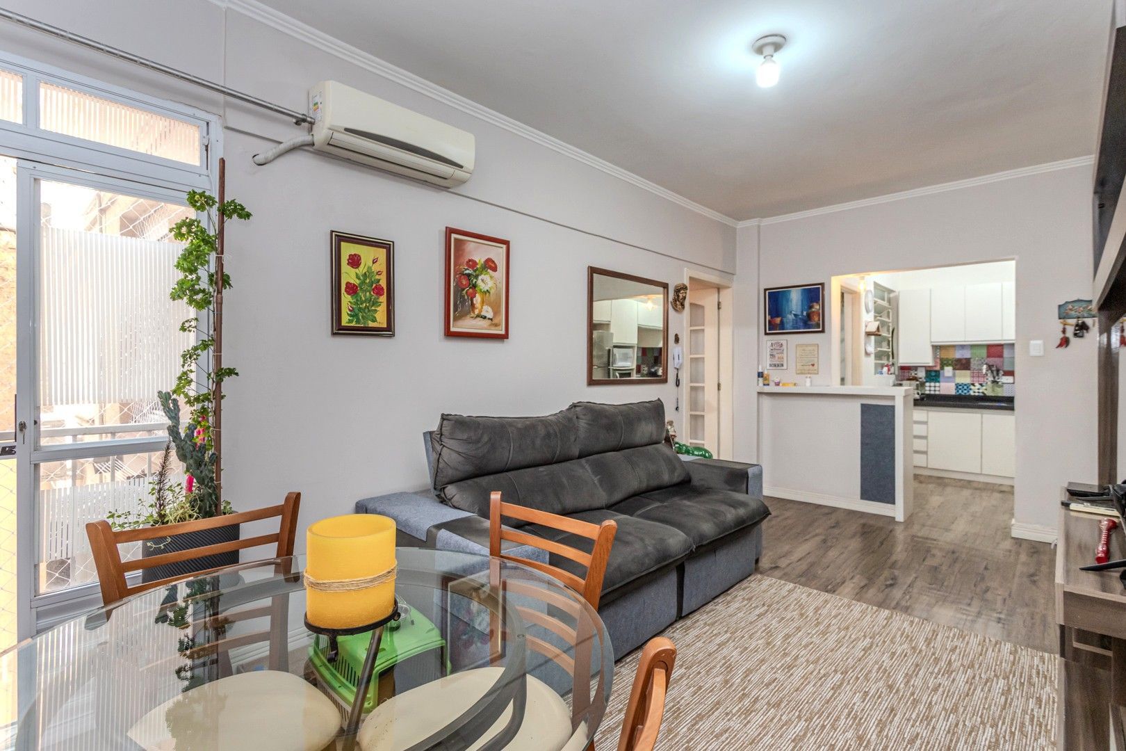 Apartamento MOBILIADO no Centro de 2 dormitórios e vaga — foto 2