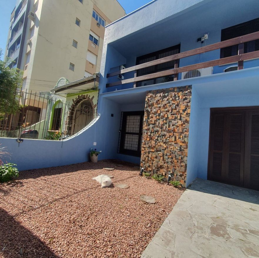 Sobrado no Menino Deus de 3 dormitórios e vaga