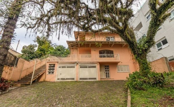 CASA DESOCUPADA E SEMI MOBILIADA, COM SUÍTE MASTER, SACADA, VISTA PANORÂMICA, EM AMPLO TERRENO NO SANTA TEREZA