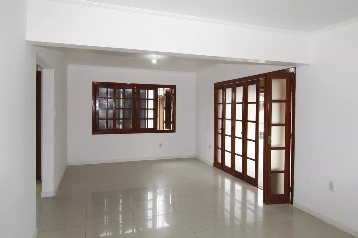 Casa no bairro Sarandi com 4 dormitórios e 4 vagas