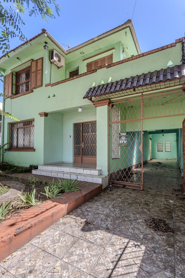 Casa sobrado no Partenon com 5 dormitórios e 4 vagas