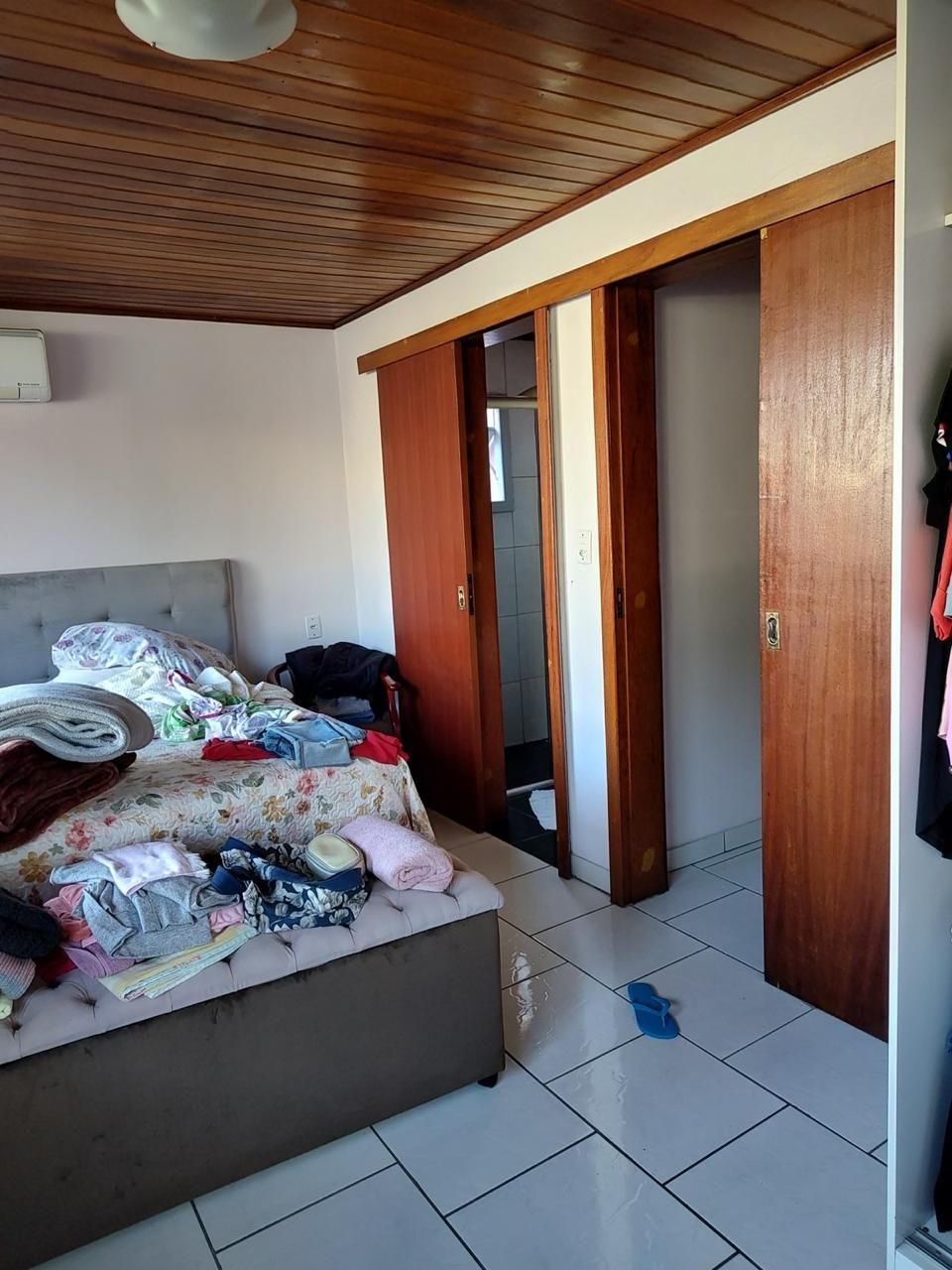 Casa residencial semi-mobiliada à venda em Esteio-RS, com 5 quartos, sala, cozinha, 3 banheiros, e 2 vagas de garagem, Área construída com 228m² e área do terreno com 200m².