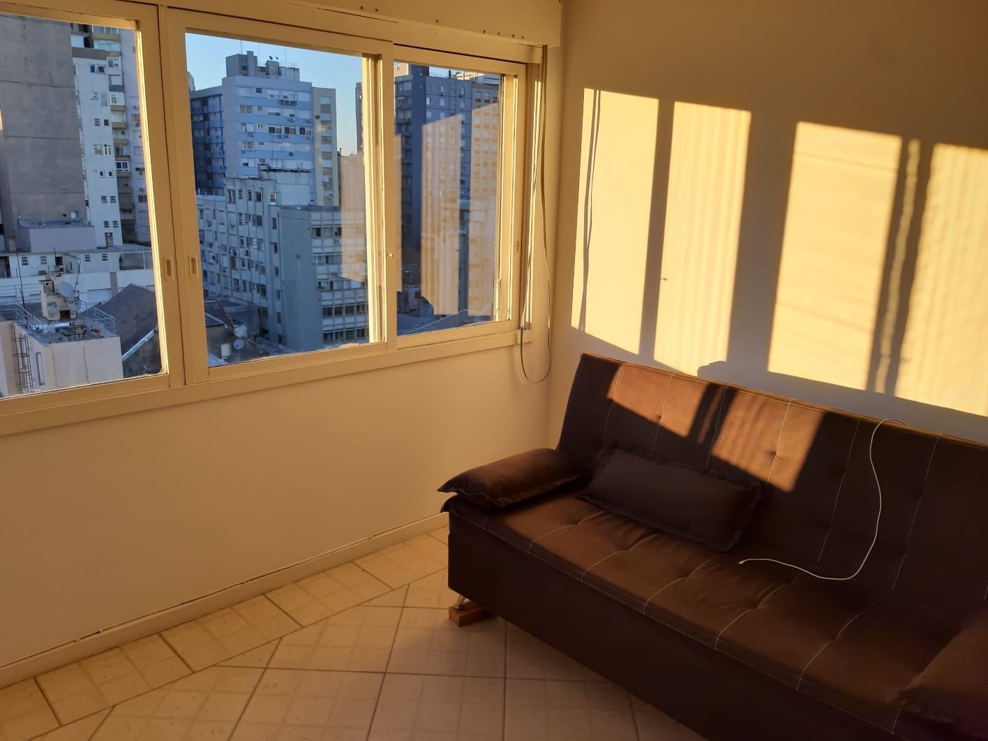AMPLO APARTAMENTO NO CENTRO HISTÓRICO COM EXCELENTE VISTA.