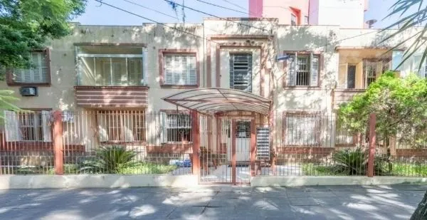 Apartamento no bairro Petrópolis de 2 dormitórios térreo com pátio DESOCUPADO