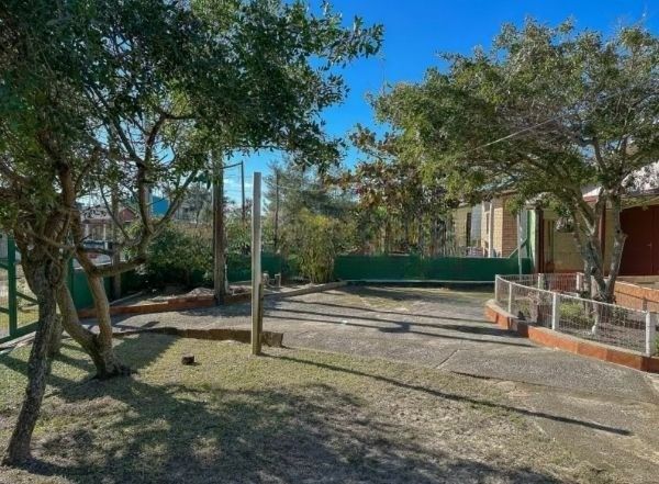 Casa no Balneário de Pinhal de 3 dormitórios e amplo pátio