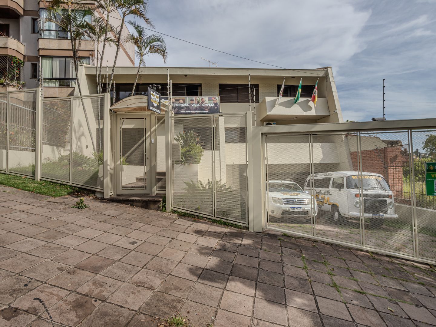 Casa sobrado no Menino Deus de 3 dormitórios e 3 vagas