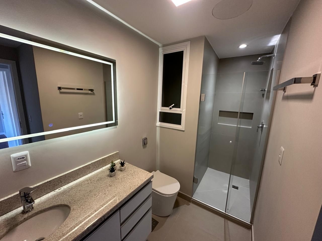 APTO COM 02 DORM. DEPENDENCIA EMP, TODO REFORMADO , SEMI-MOBILIADO, GARAGEM,  ELEVADOR