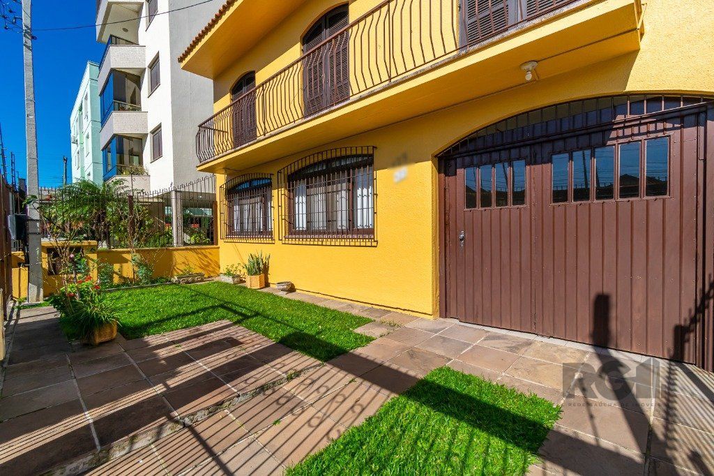 Casa, 4 dormitórios no bairro Partenon em Porto Alegre para Comprar
