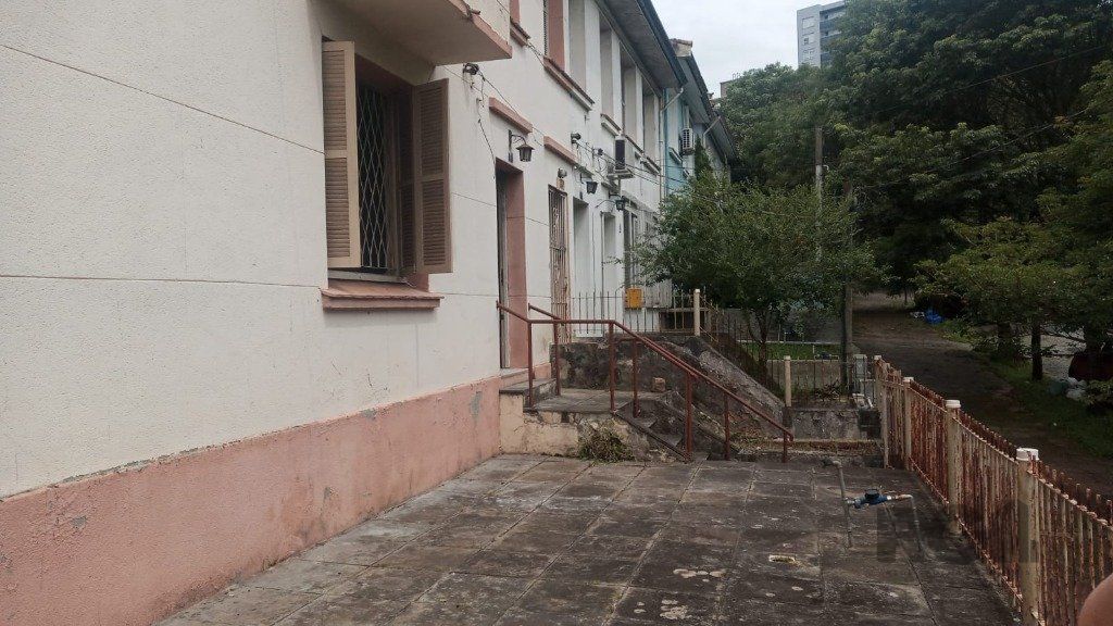 Sobrado no bairro Petrópolis com amplo terreno