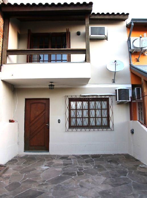 Casa sobrado na Hípica de 2 dormitórios e 2 vagas