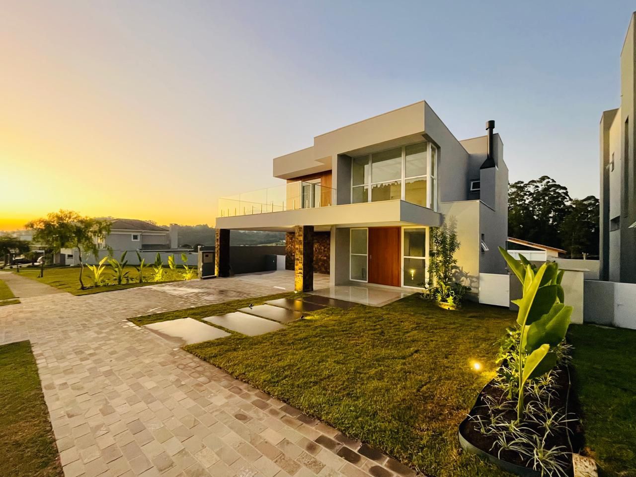 Casa de Condomínio, 4 dormitórios no bairro Vila Nova em Porto Alegre para Comprar