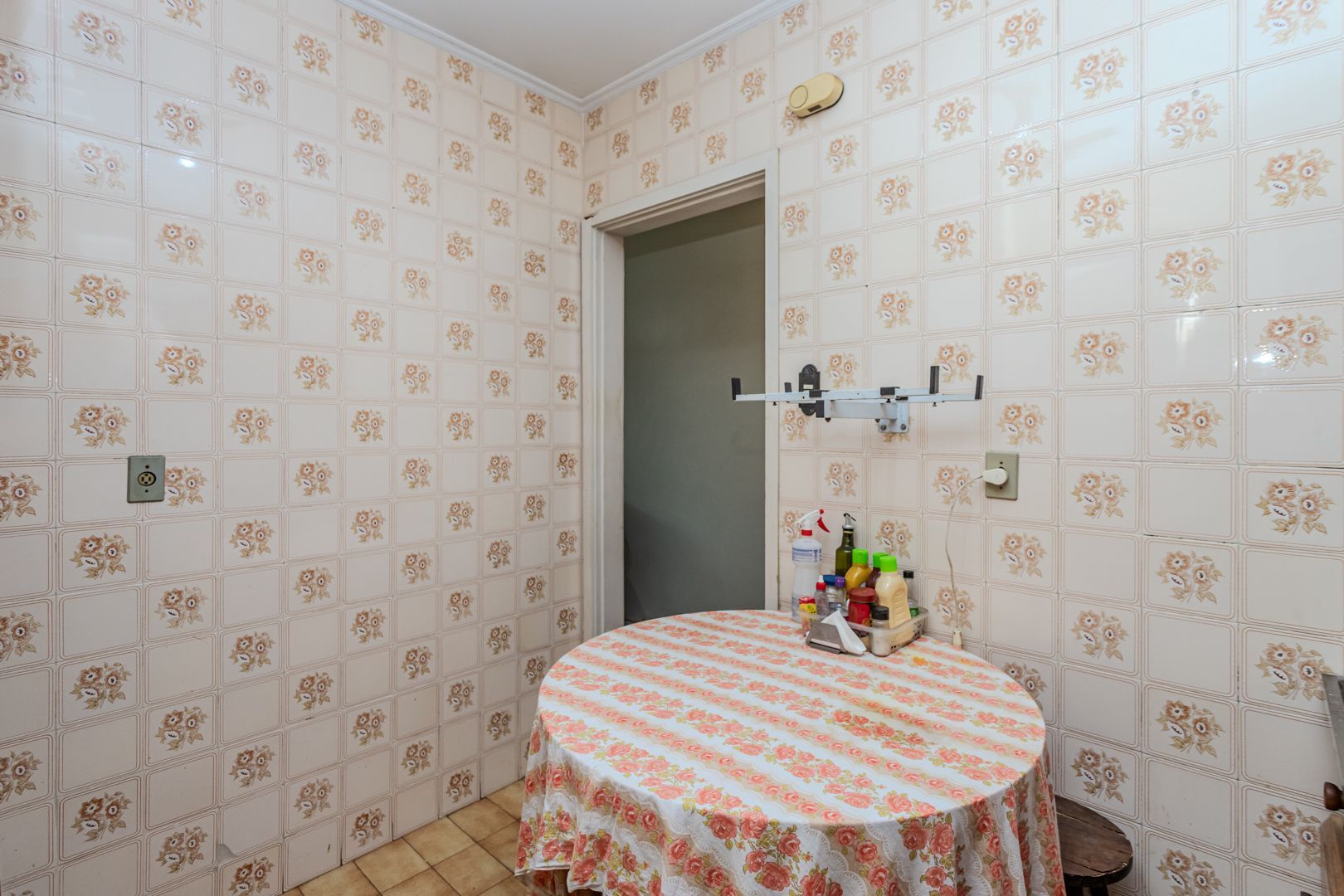 amplo apto 03 dor. de frente,  piso em parquet, , peças amplas , localizado junto a AV. CRISTOVÃO COLOMBO no Moinhos de Vento
