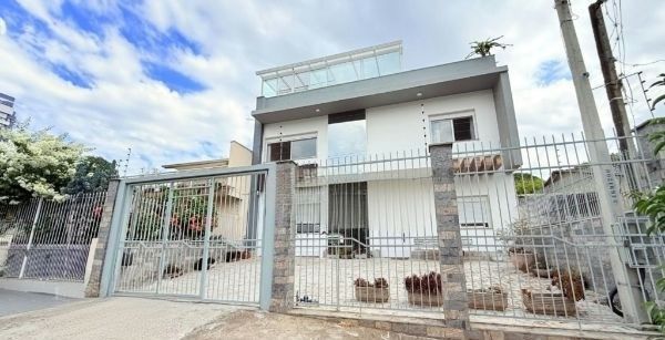 Sobrado no bairro Vila Ipiranga de 4 dormitórios e 4 vagas