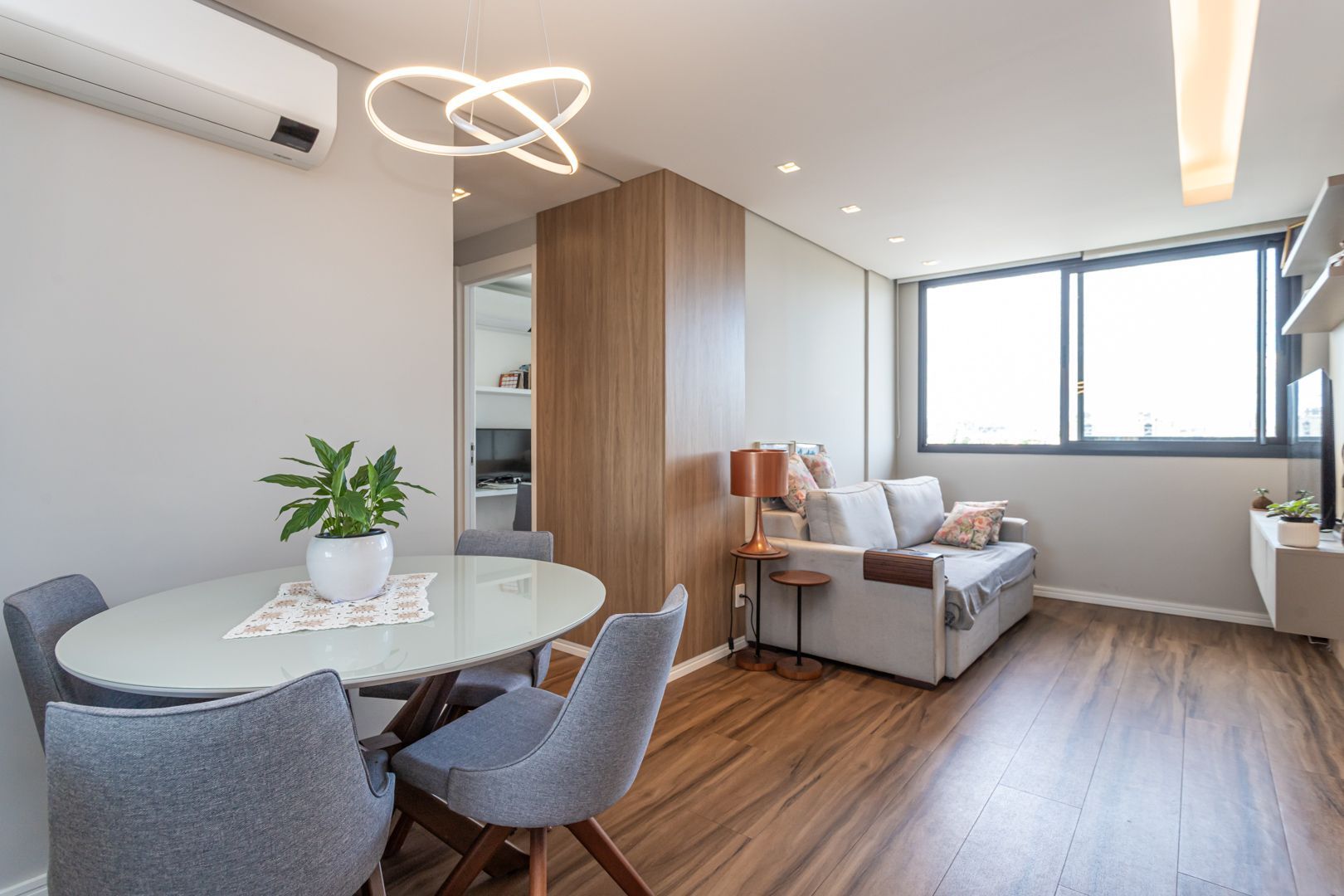 Apartamento 02 dormit com suíte e 01 vaga, no bairro Azenha, em Porto Alegre.