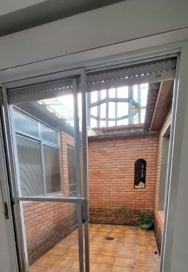 Apartamento de 2 dormitórios no bairro Teresópolis térreo com pátio DESOCUPADO