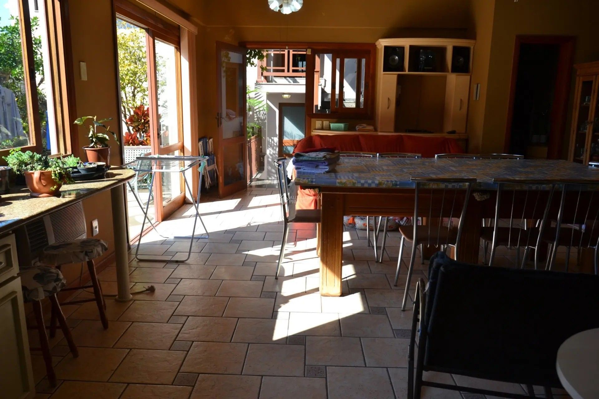 Casa Comercial e Residencial com 518m² (4 quartos / 5 banheiros / 3 vagas garagem) no Bairro Partenon localizada à meia quadra da Av. Bento Gonçalves.