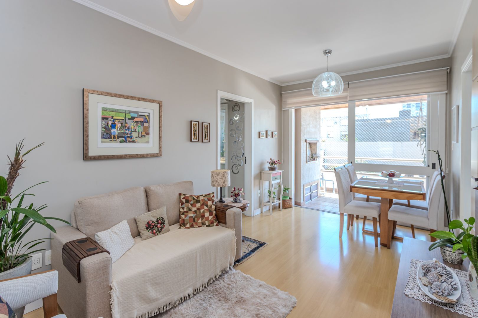 Apartamento à venda 02 dormitórios e vaga, no bairro Floresta, em Porto Alegre.