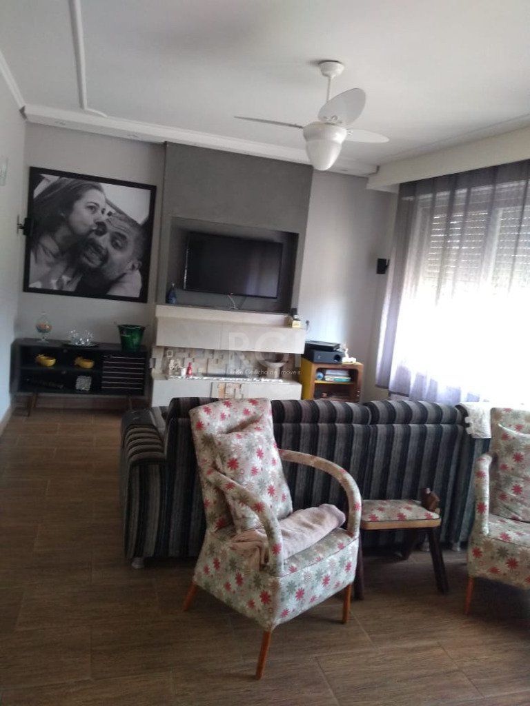 Casa à venda com 254m², 3 quartos, 2 vagas no bairro Sarandi em Porto Alegre