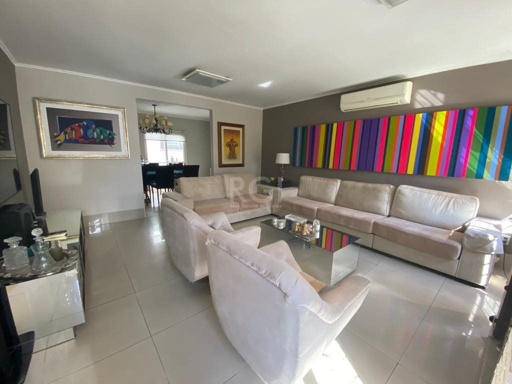 Casa à venda com 323m², 4 quartos, 2 suítes, 3 vagas no bairro Jardim Itu em Porto Alegre