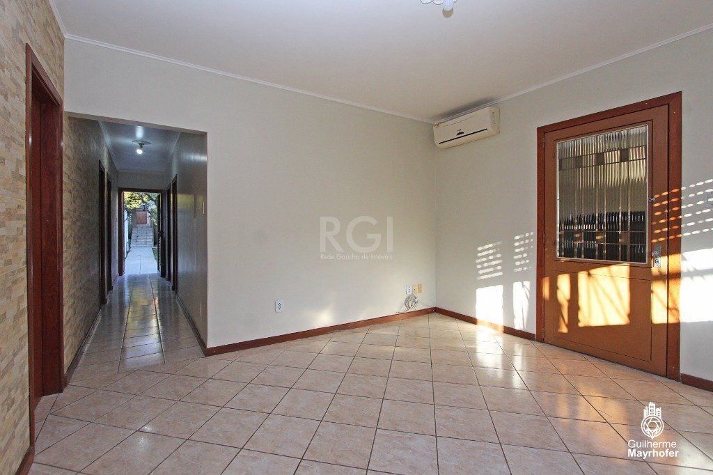 Casa no bairro Cavalhada de 3 dormitórios e amplo pátio