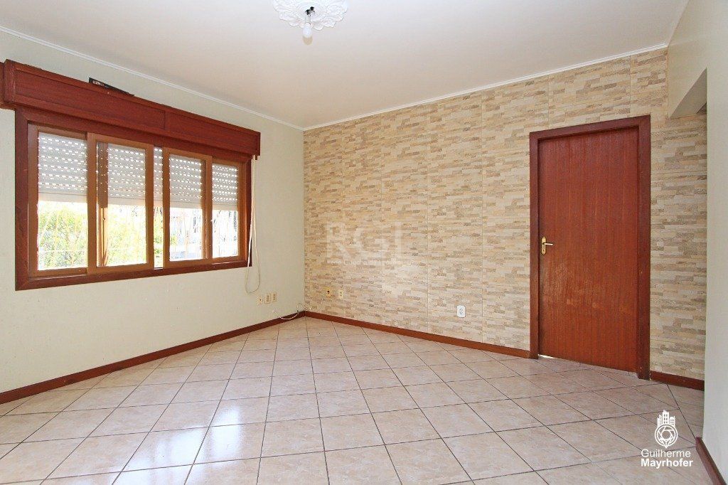 Casa no bairro Cavalhada de 3 dormitórios e amplo pátio