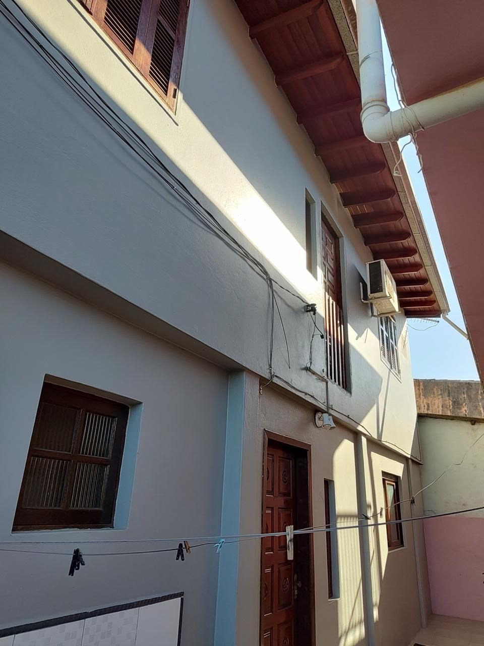 Casa residencial semi-mobiliada à venda em Esteio-RS, com 5 quartos, sala, cozinha, 3 banheiros, e 2 vagas de garagem, Área construída com 228m² e área do terreno com 200m².