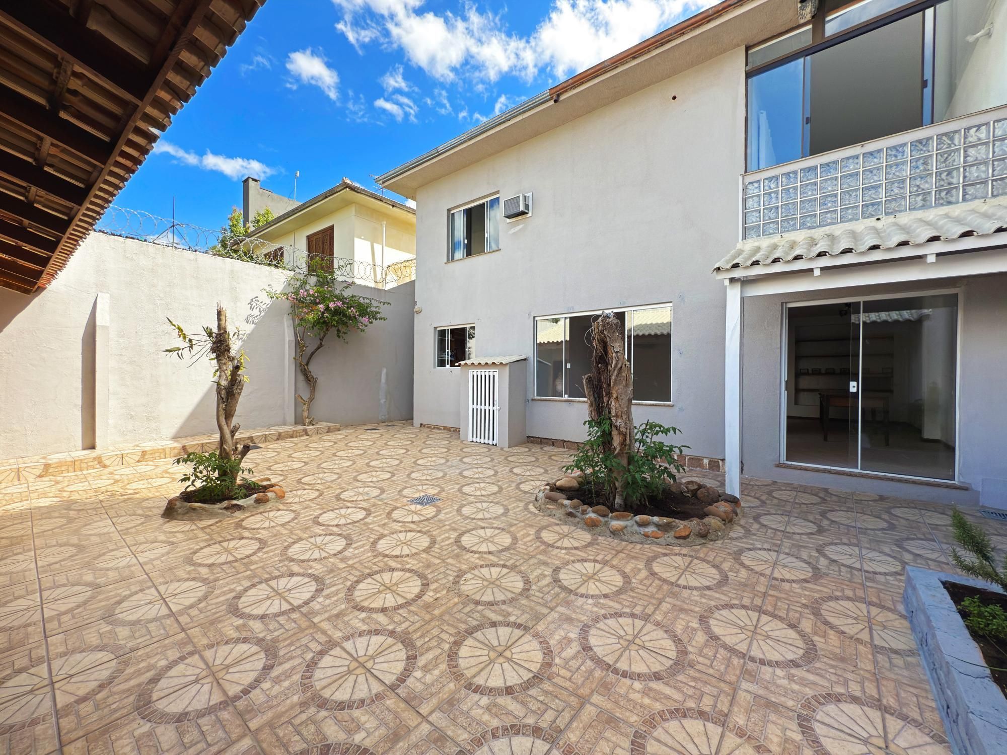 Casa, 3 dormitórios no bairro Medianeira em Porto Alegre para Comprar