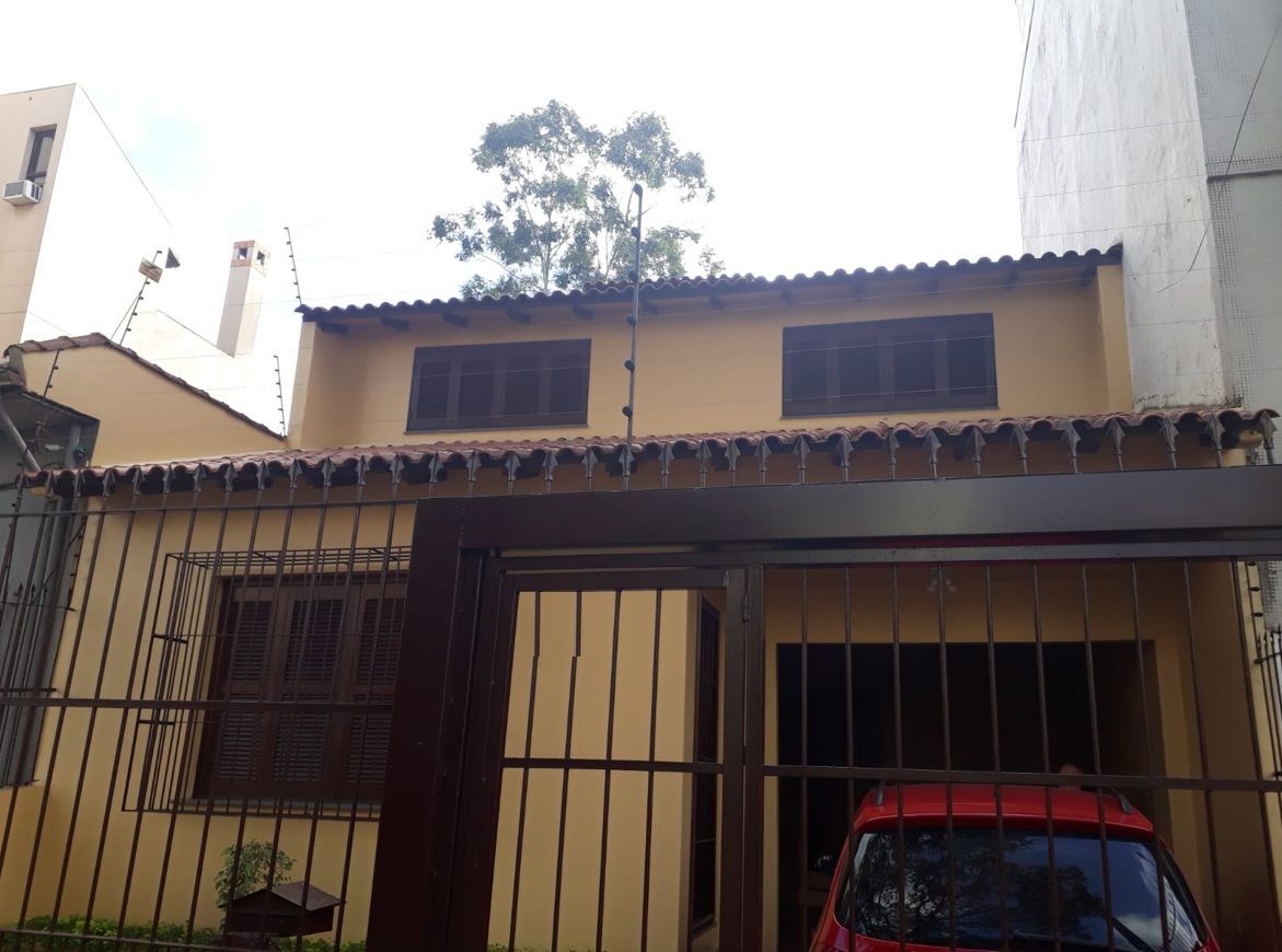 Casa sobrado no bairro Auxiliadora de 3 dormitórios e 3 vagas