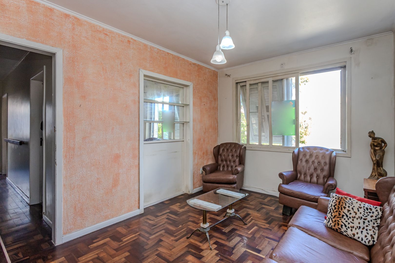 amplo apto 03 dor. de frente,  piso em parquet, , peças amplas , localizado junto a AV. CRISTOVÃO COLOMBO no Moinhos de Vento