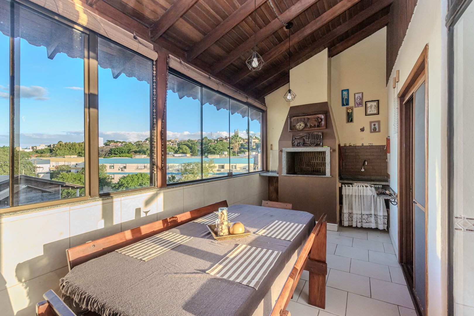 Casa em Condomínio bairro Tristeza de 3 dormitórios e 3 vagas