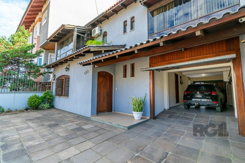 Casa à venda com 288m², 4 quartos, 1 suíte, 4 vagas no bairro Jardim Itu em Porto Alegre