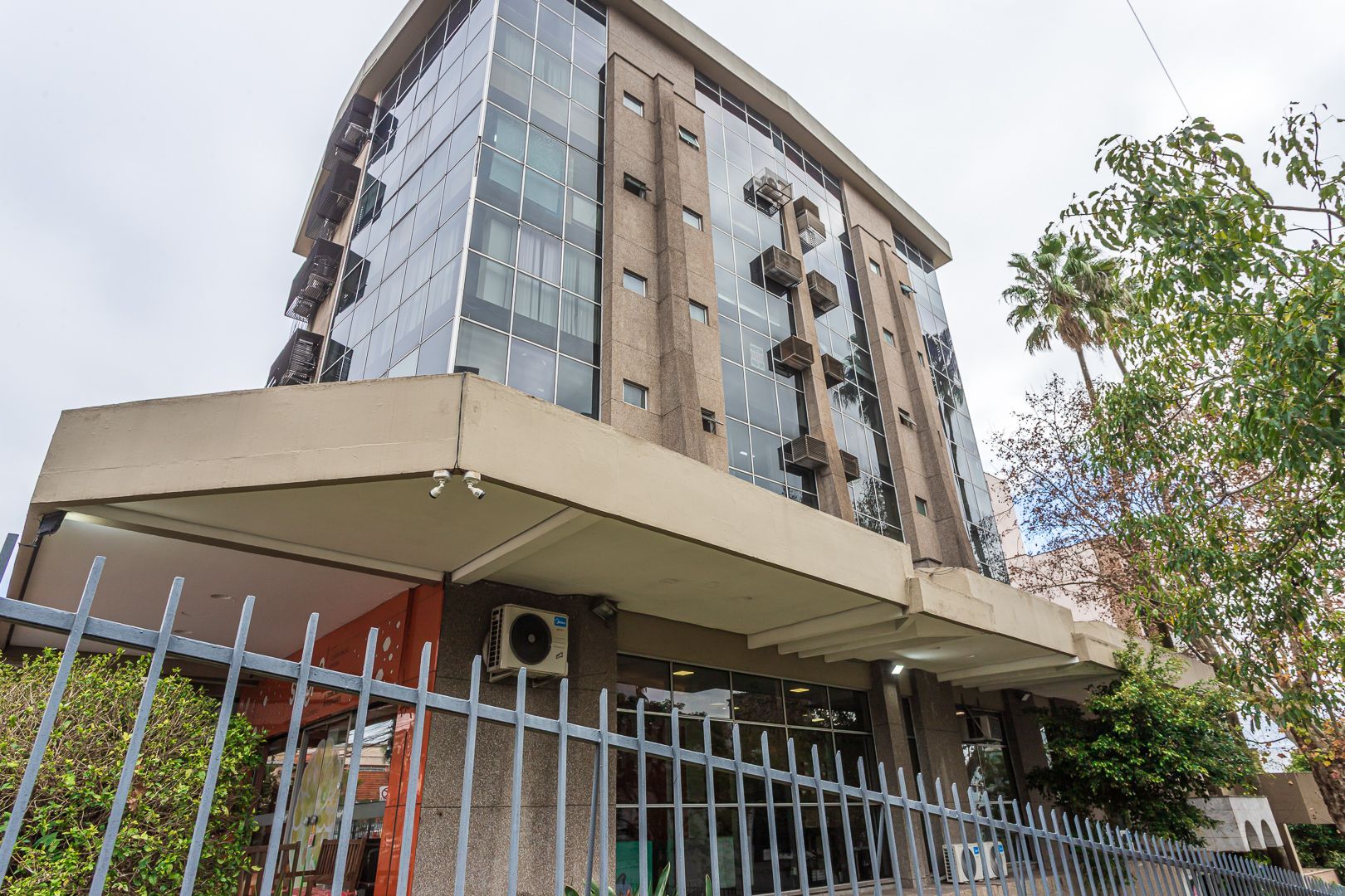 Conjunto comercial no bairro Floresta com terraço privativo DESOCUPADO