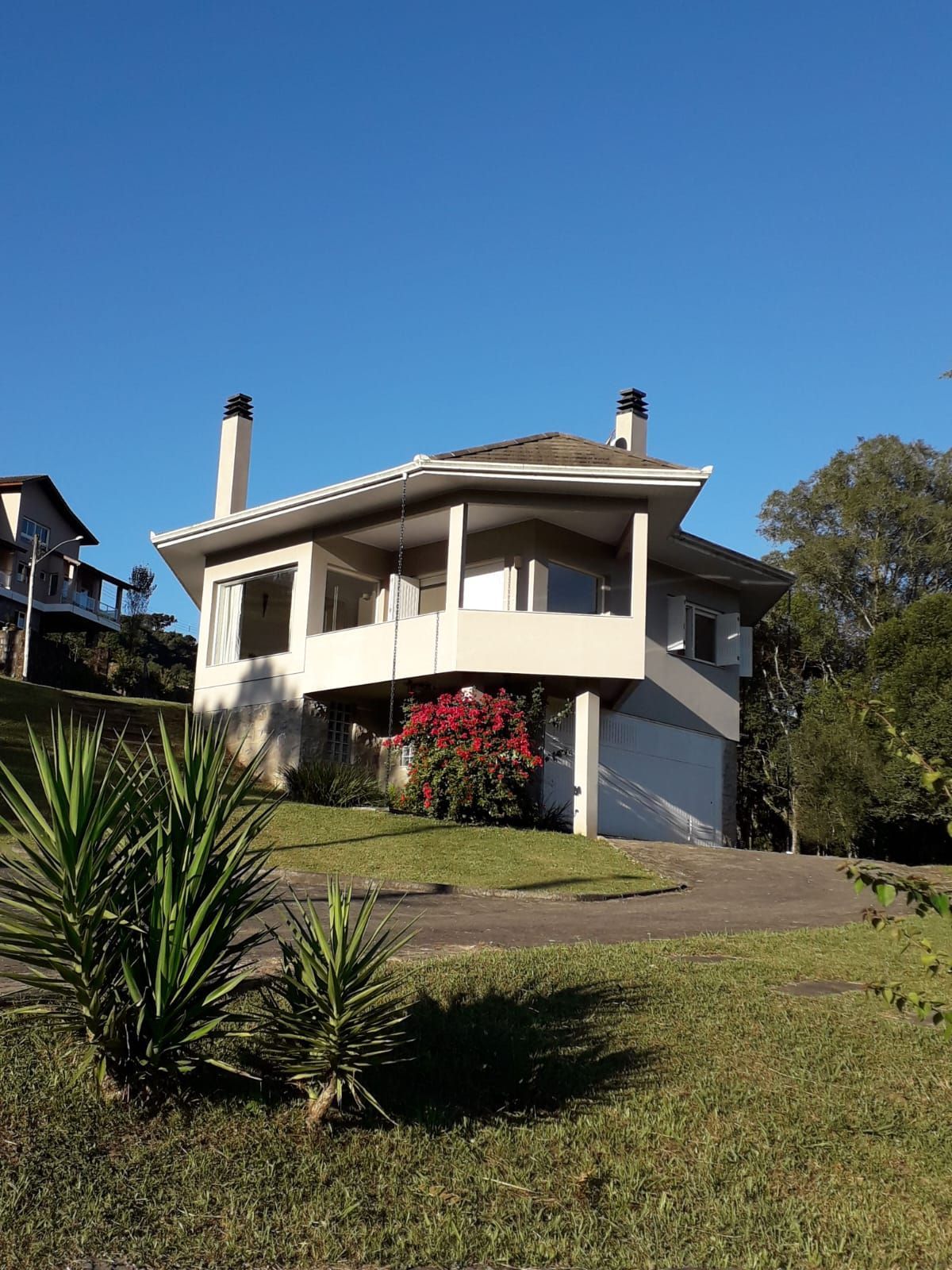 CASA COM 3 DORMIT