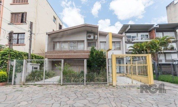 Casa 4 dormitórios no bairro Petrópolis
