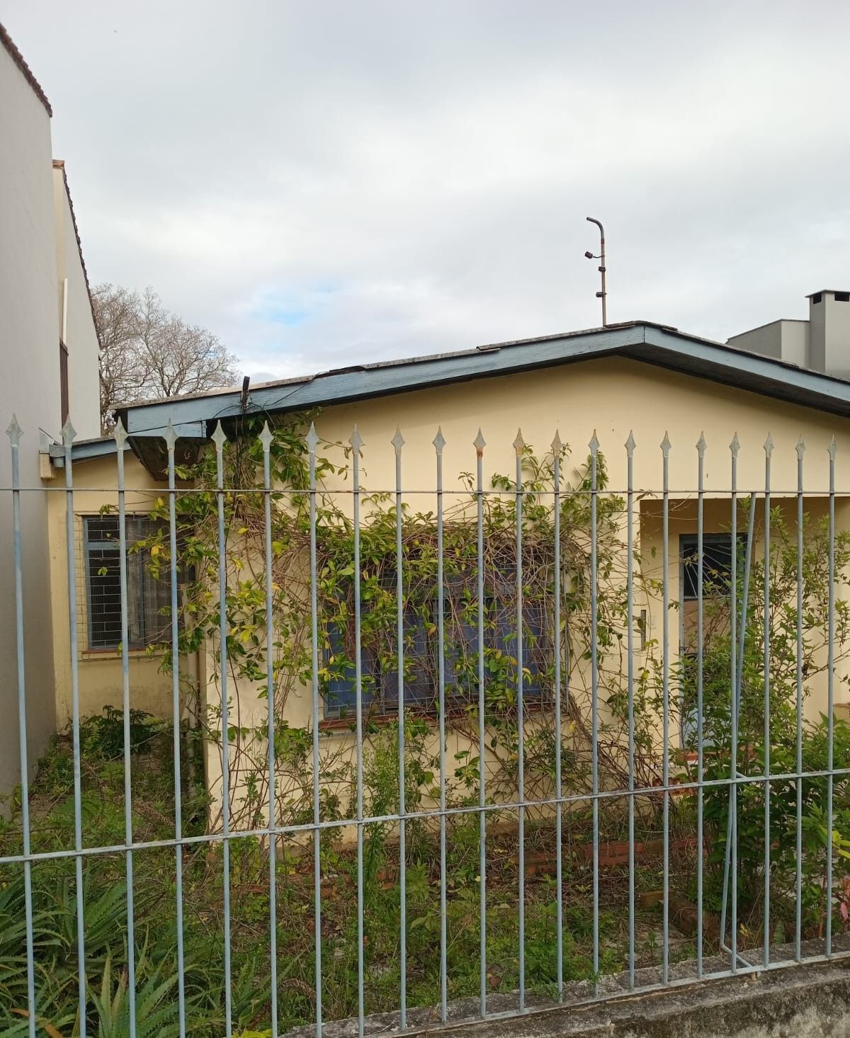 Casa no bairro Nonoai de 3 dormitórios e pátio