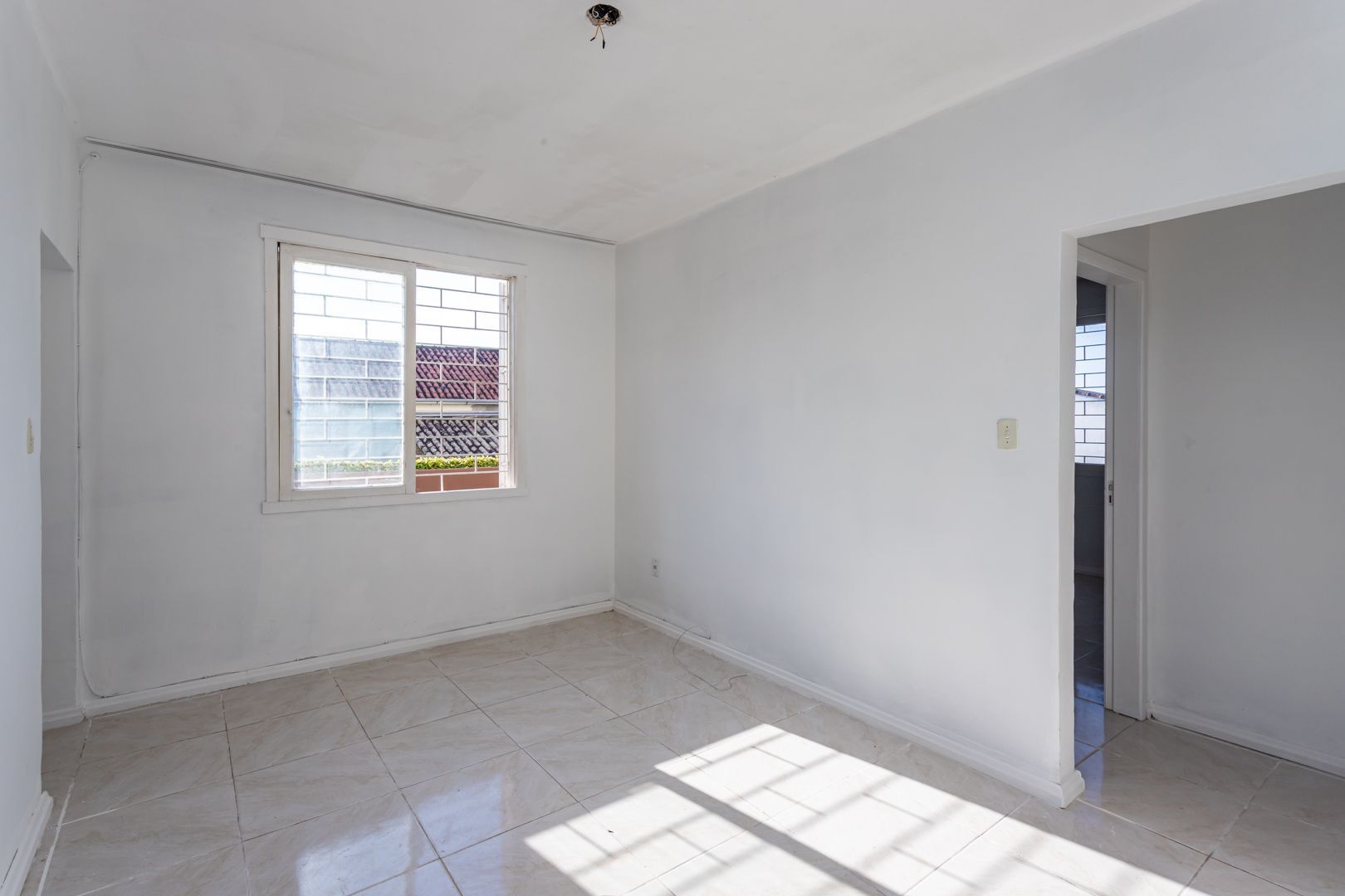 Apartamento no bairro Teresópolis de 2 dormitórios térreo com pátio
