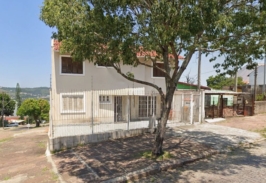 Casa, 4 dormitórios no bairro Santo Antônio em Porto Alegre para Comprar