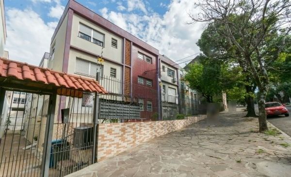 Apartamento no Petrópolis de 2 dormitórios REFORMADO