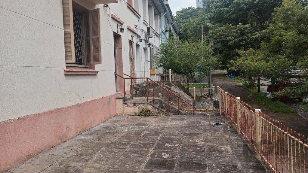 Sobrado no bairro Petrópolis com 4 dormitórios e amplo pátio