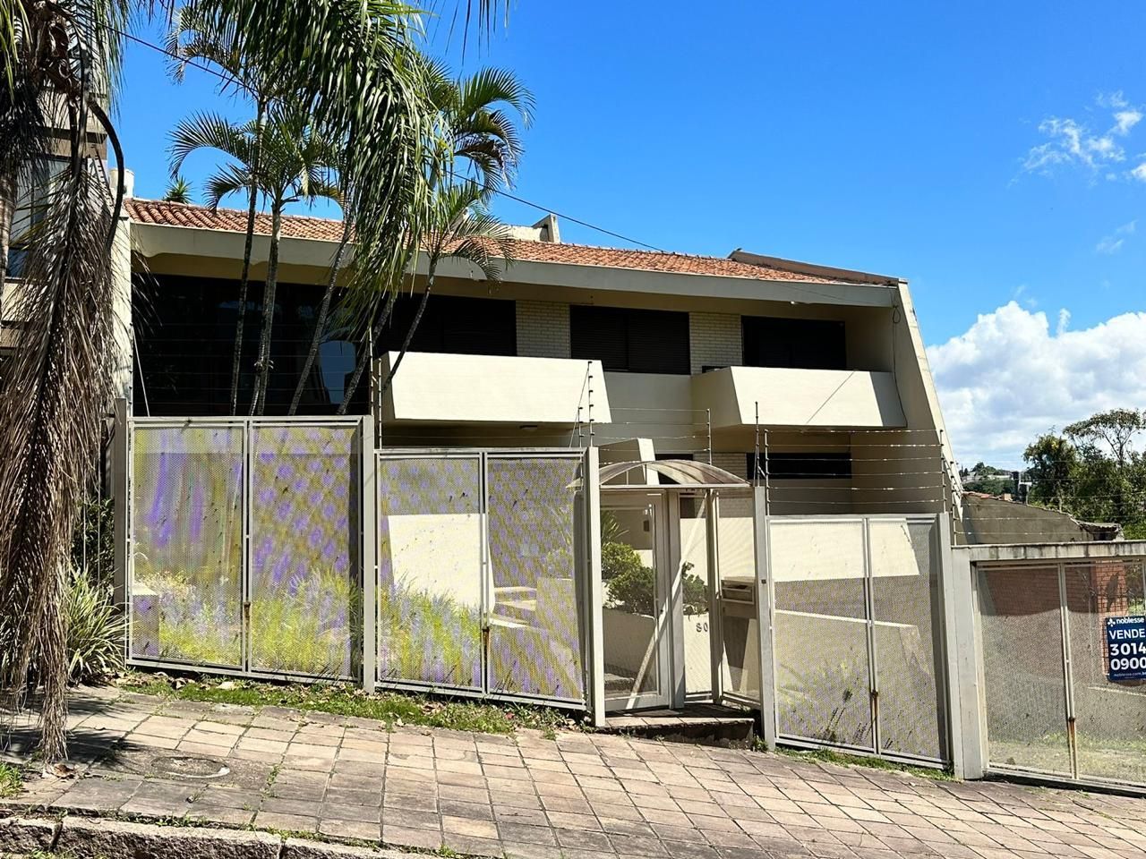 Casa sobrado no Menino Deus de 3 dormitórios e 3 vagas