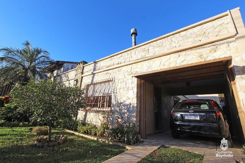 Casa no bairro Cavalhada de 3 dormitórios e amplo pátio
