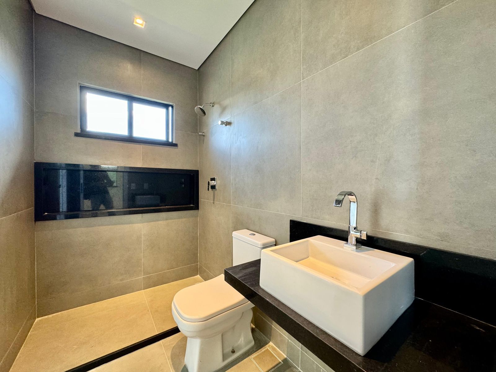 (ca8226) uma casa localizada no alphaville medindo 330m².
