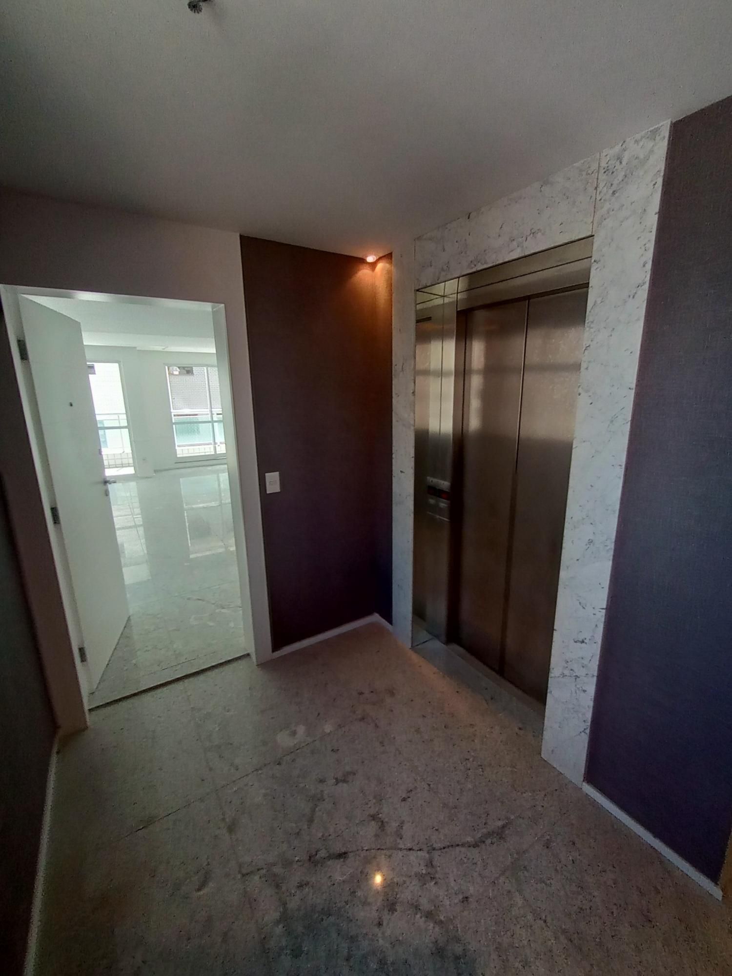 Apartamento à venda com 3 quartos, 260m² - Foto 2