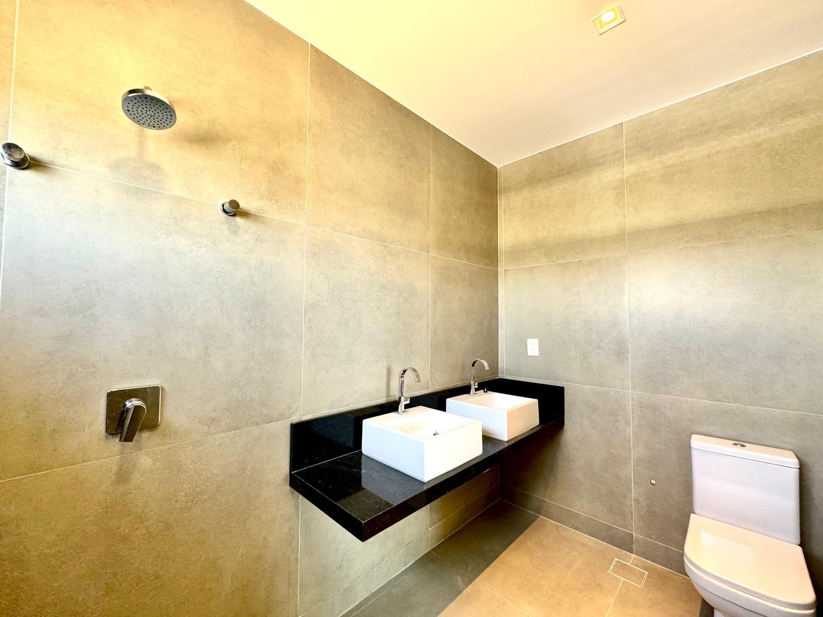 (ca8226) uma casa localizada no alphaville medindo 330m².
