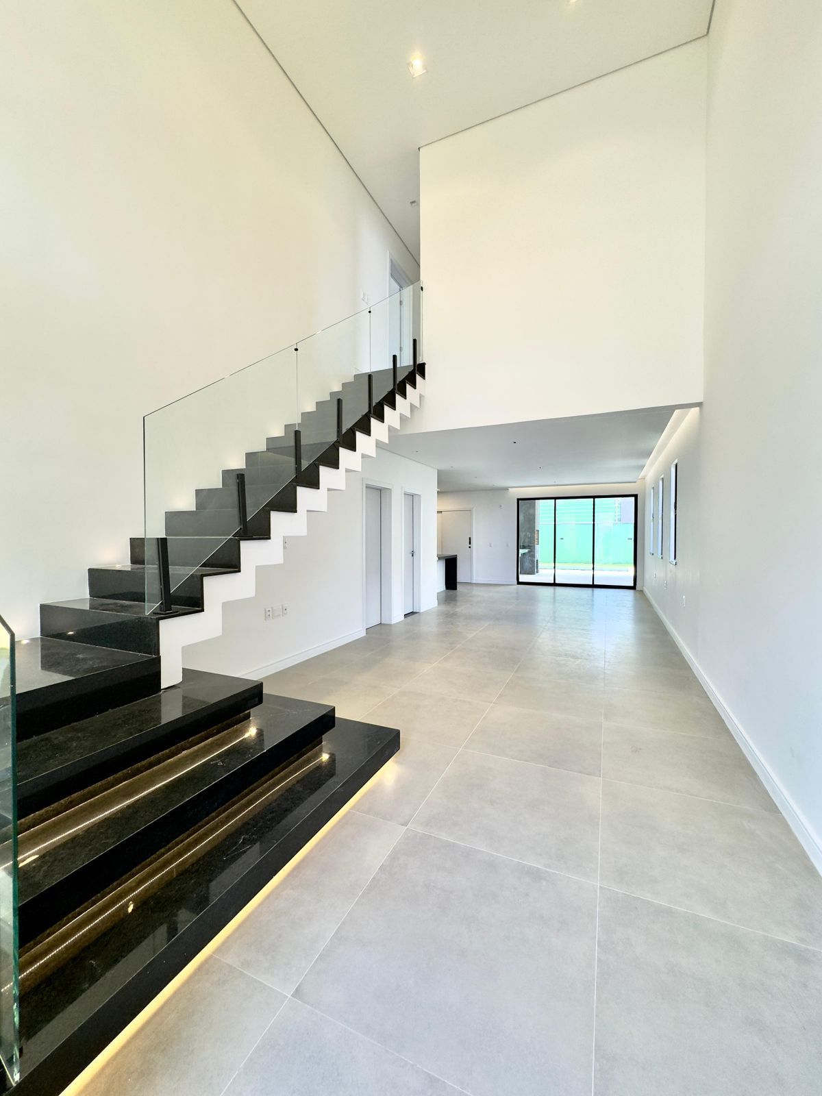 (ca8226) uma casa localizada no alphaville medindo 330m².