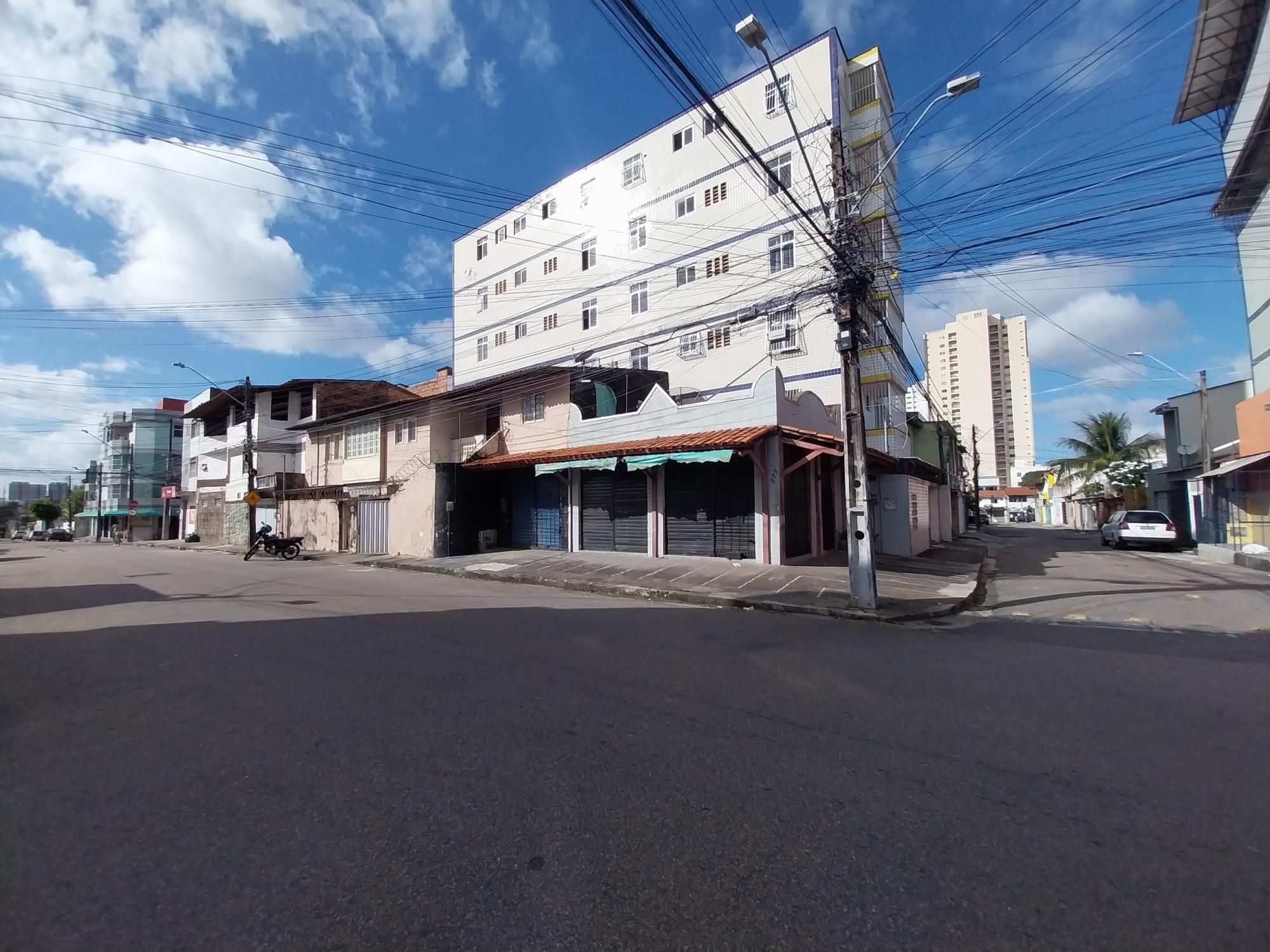 Casa Comercial à venda com 5 quartos, 241m² - Foto 2