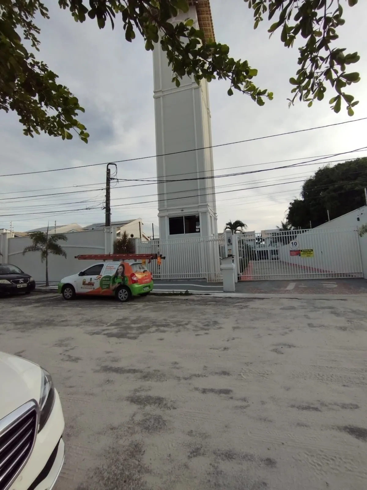 (CA9010) Uma Casa medindo 207m² com 05 suites  localizada no De Loudes