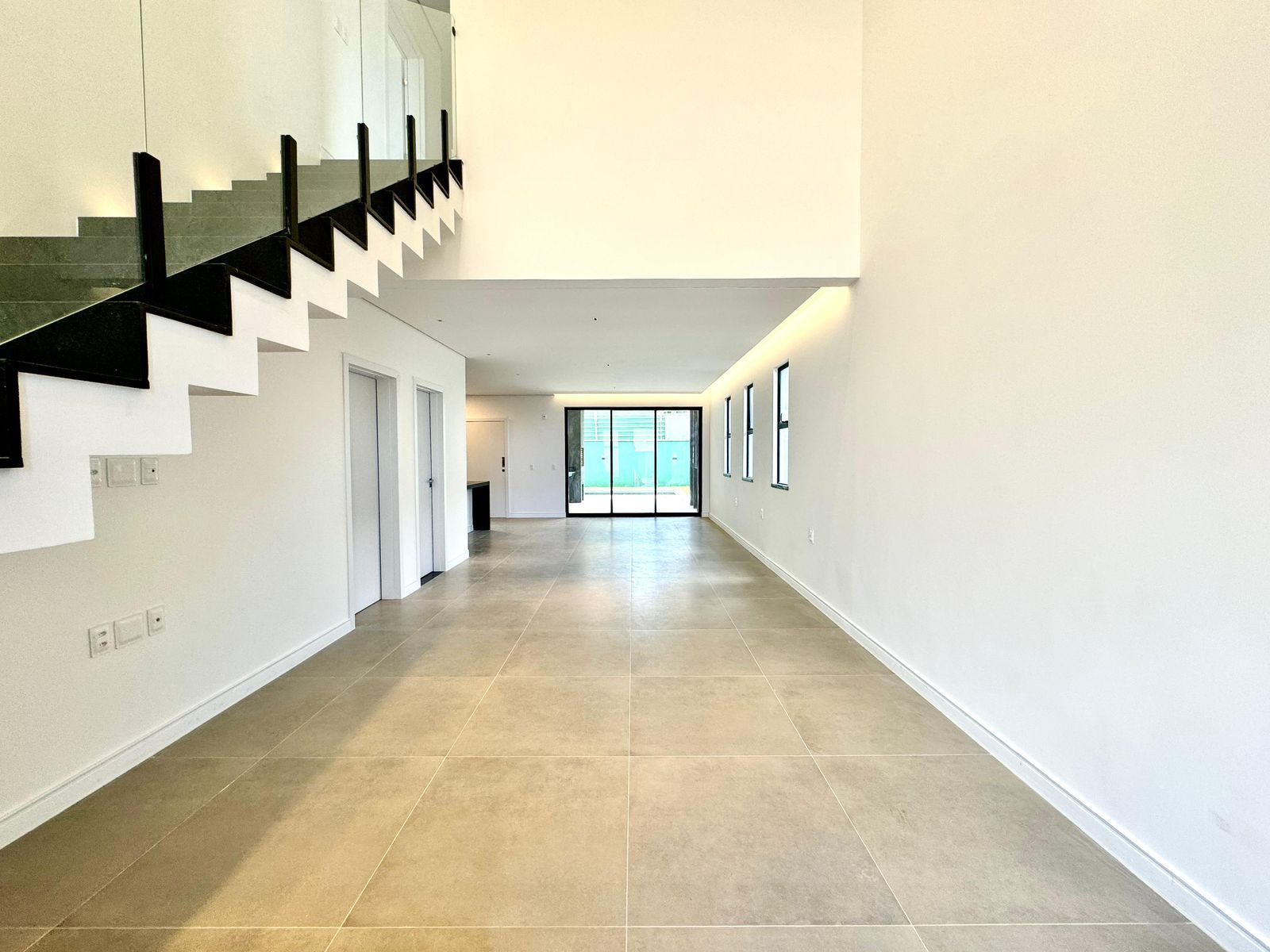 (ca8226) uma casa localizada no alphaville medindo 330m².