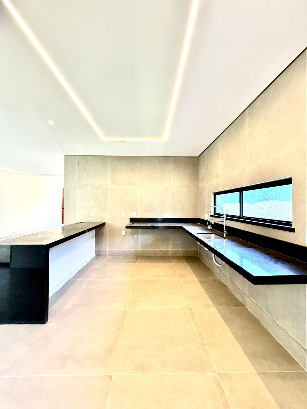 (ca8226) uma casa localizada no alphaville medindo 330m².