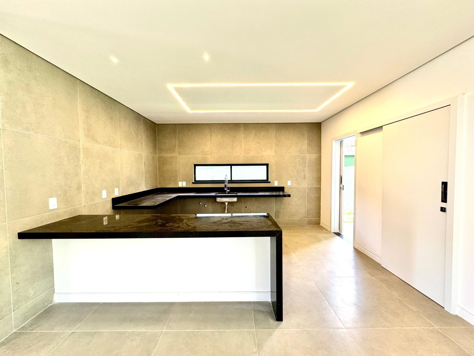 (ca8226) uma casa localizada no alphaville medindo 330m².